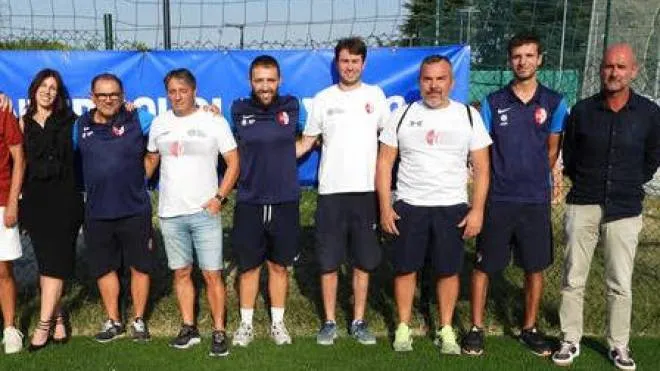Il gruppo di dirigenti e tecnici della Reggio Calcio assieme ad Alberto Costoli, primo da destra, responsabile del Circolo Onde Chiare
