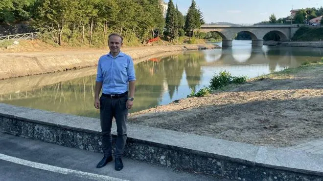 Il sindaco Alessandro Santoni sulla ’spiaggia’ del lago di Castel dell’Alpi