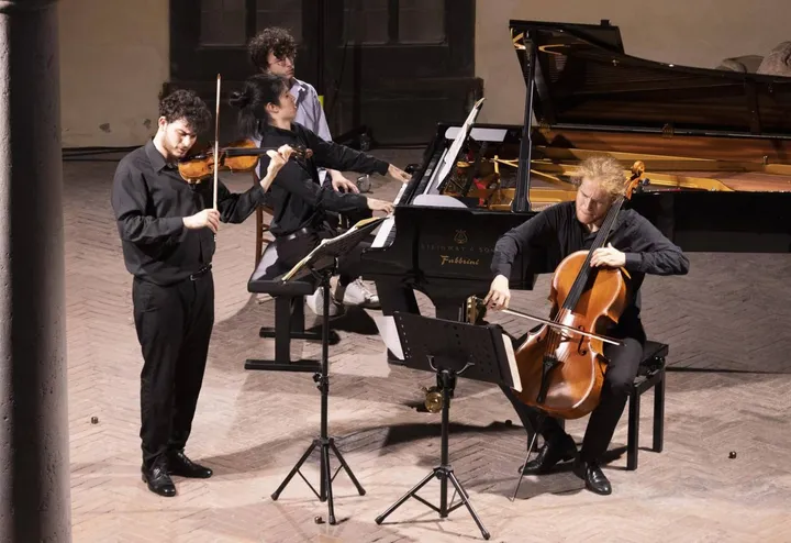 Il trio Chagall in concerto a casa Romei durante l’esecuzione di uno dei brani