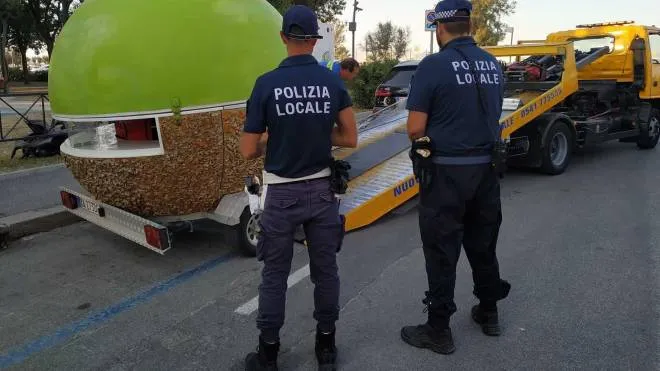 Il chiosco posto sotto sequestro dagli agenti della Polizia locale di Rimini
