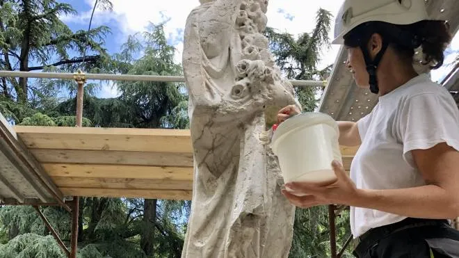 Una fase del restauro delle statue
