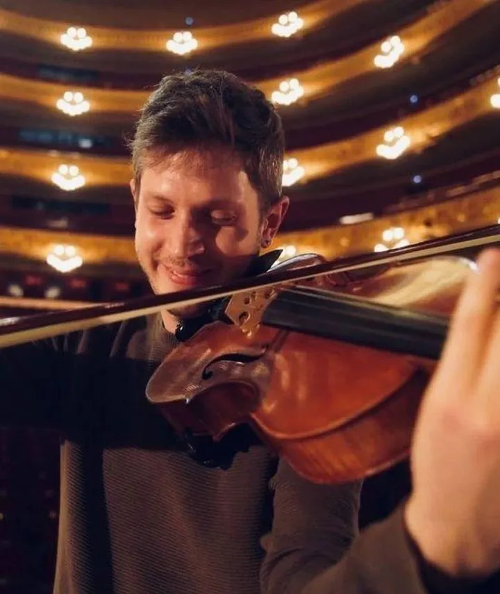 Federico Mecozzi, classe 1992, è un violinista e polistrumentista riminese di grandi speranze