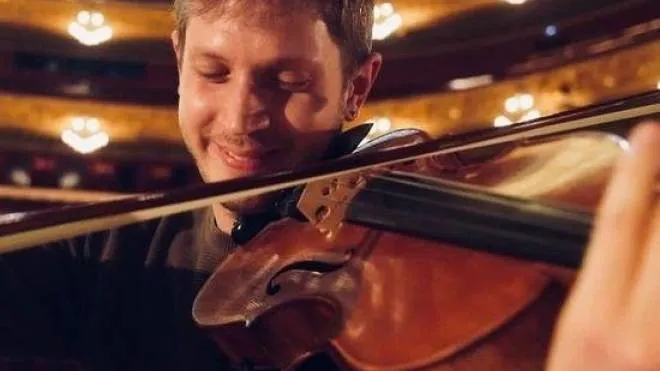Federico Mecozzi, classe 1992, è un violinista e polistrumentista riminese di grandi speranze