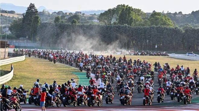 Tutti in pista a Misano i piloti Ducati che hanno acceso il World Ducati Week 2022: con loro appassionati di tutto il mondo