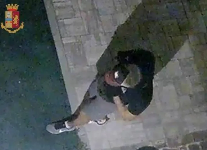 Uno dei ladri ripreso dalle telecamere di videosorveglianza