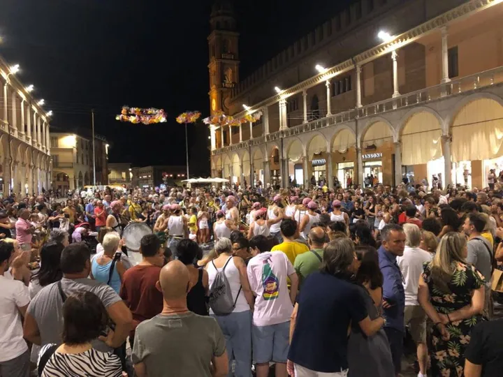 Tante persone in piazza a Faenza per i Martedì d’Estate