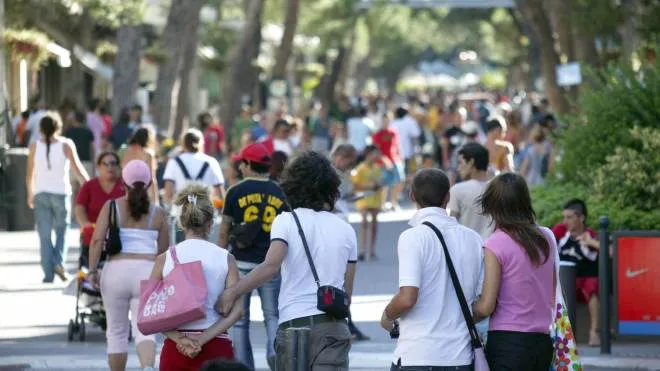 Turisti passeggiano in viale Ceccarini: il Comune ha chiesto a Geat di non affittare spazi pubblicitari a centri commerciali vicini