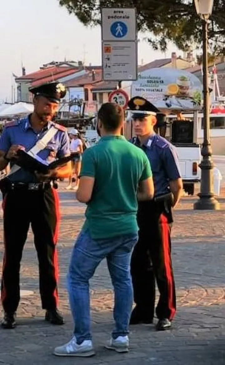 Una pattuglia dei carabinieri di Cesenatico durante un controllo