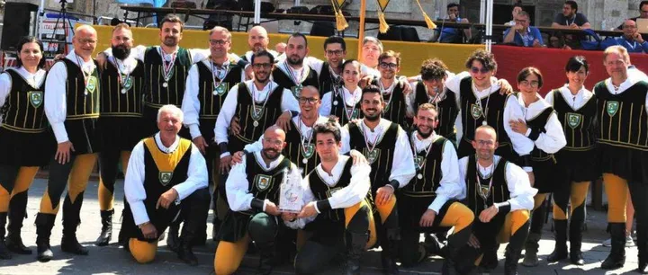 Il gruppo del rione De’ Brozzi che si è ottimamente comportato ad Ascoli nella Tenzone Argentea (la serie A2)