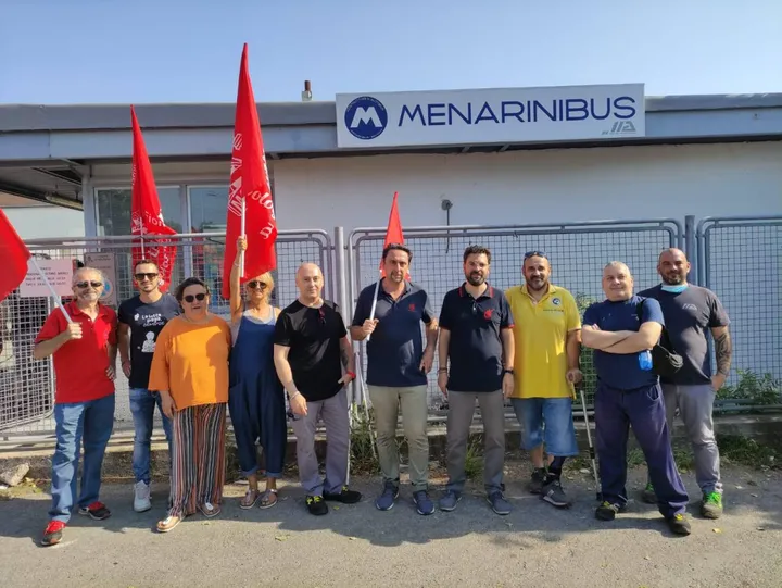 I lavoratori dell’ex Bredamenarini (ora IIA) in presidio ieri davanti ai cancelli dell’azienda di via San Donato