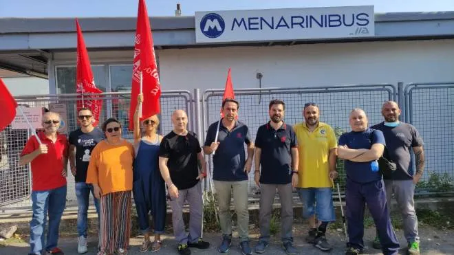 I lavoratori dell’ex Bredamenarini (ora IIA) in presidio ieri davanti ai cancelli dell’azienda di via San Donato