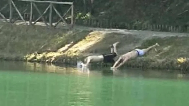 Due ragazzi si sono tuffati nel lago