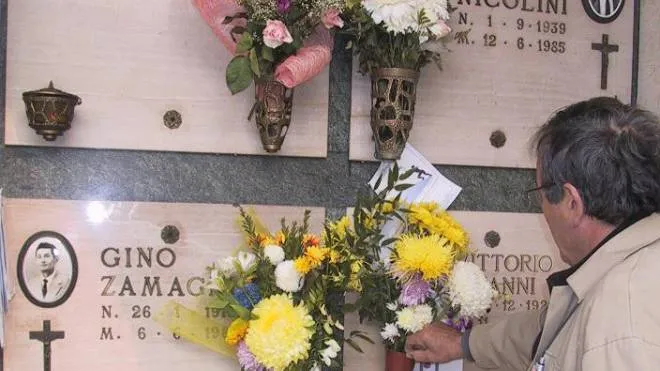 Loculi nel cimitero centrale di Savignano svuotati dei vasetti di rame