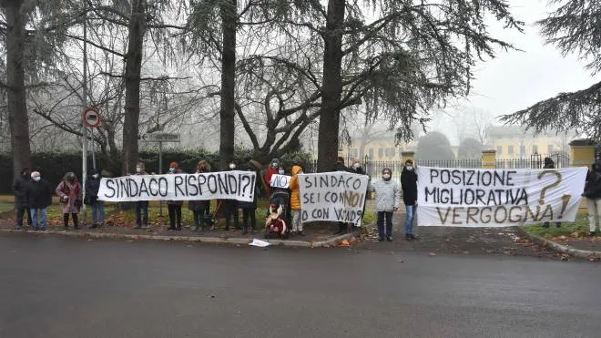 Una delle manifestazioni, dei mesi scorsi, effettuate dai cittadini del Comitato di via Gozzano