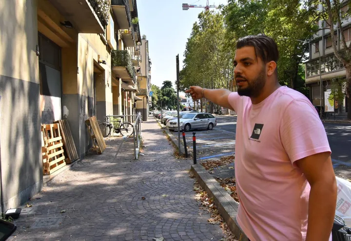 Il titolare Ayoub Ettaik davanti al market il giorno stesso in cui è stato derubato
