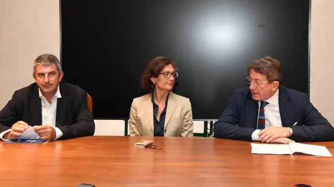Da sinistra, Paolo Cavicchioli, la direttrice Martina Bagnoli e il sindaco Gian Carlo Muzzarelli