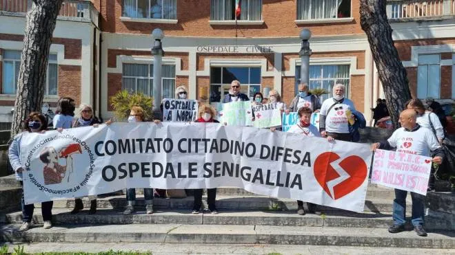 Alcuni cittadini aderenti al comitato di difesa dell’ospedale di Senigallia In questi giorni tornano ad alzare la voce per chiedere correttivi alle criticità