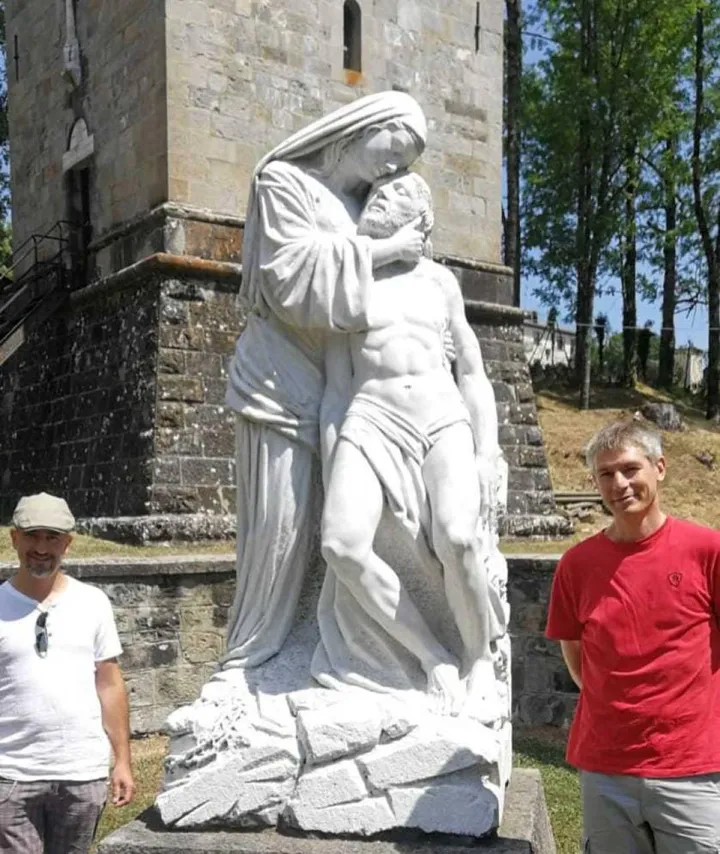 Nella foto. Tazzioli, a sinistra, insieme a Blanchetière, a destra, davanti alla ’Pietà di Frassinoro’