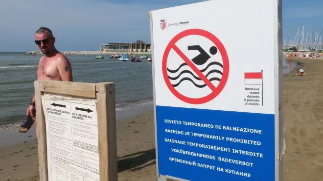 28-07-2022 Rimini - bagni mare spiaggia divieto di balneazione turisti turismo - caldo acqua - 
PETRANGELI