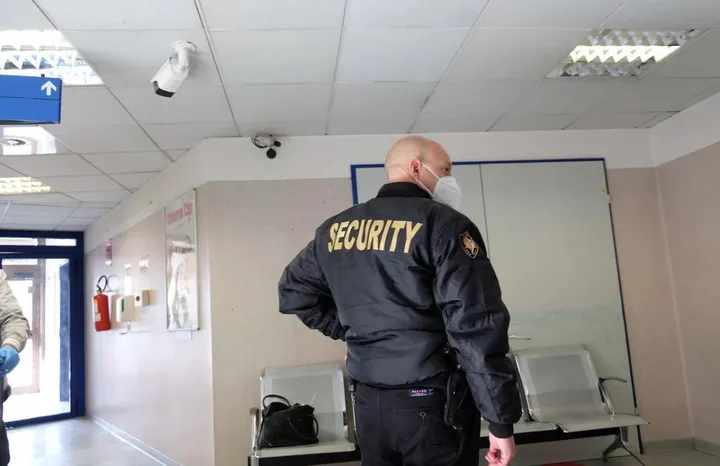Personale della Security all’interno del pronto soccorso dell’ospedale di Torrette, il più. grande delle Marche