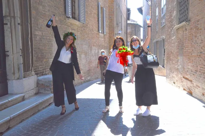 Tutta la gioia di una neo laureata mentre festeggia per il centro di Urbino