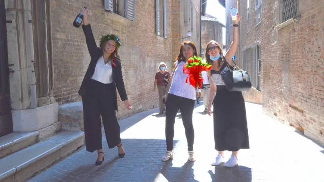 Tutta la gioia di una neo laureata mentre festeggia per il centro di Urbino