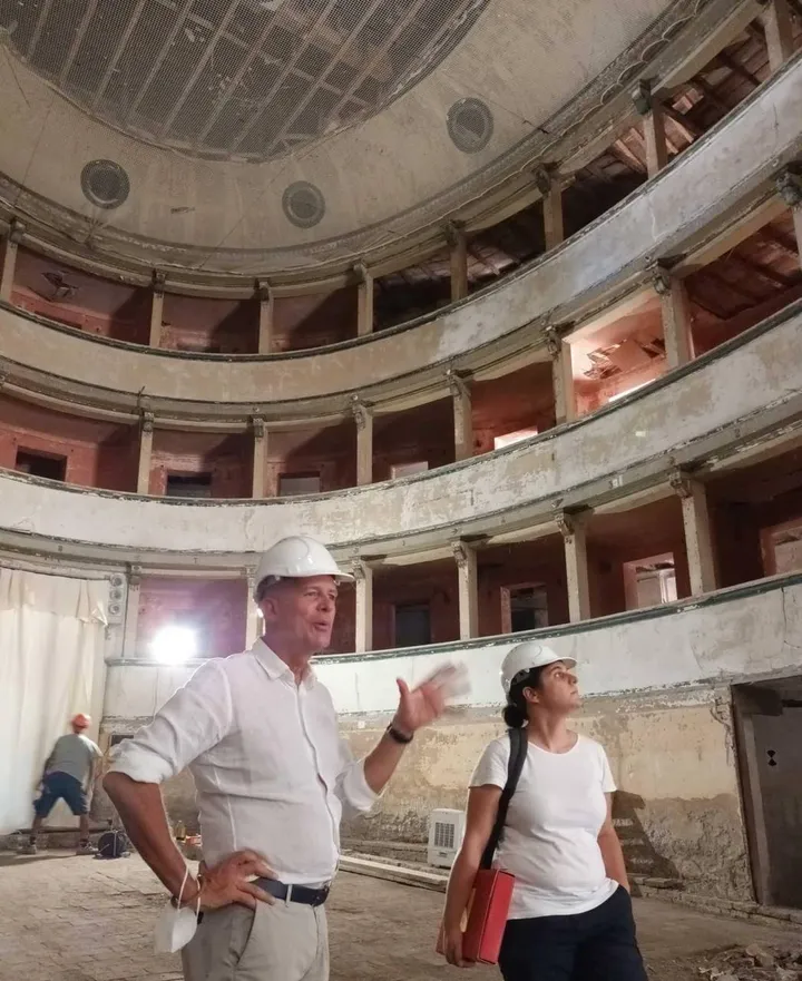 Il sindaco Dario Bernardi e l’assessore ai lavori pubblici Michela Bigoni hanno partecipato al sopralluogo del teatro insieme alla direzione lavori