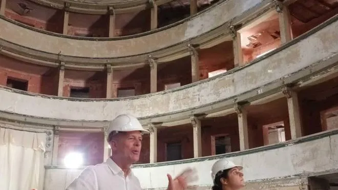 Il sindaco Dario Bernardi e l’assessore ai lavori pubblici Michela Bigoni hanno partecipato al sopralluogo del teatro insieme alla direzione lavori