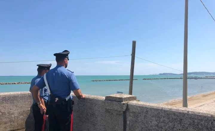 I carabinieri davanti alla spiaggia di Falconara
