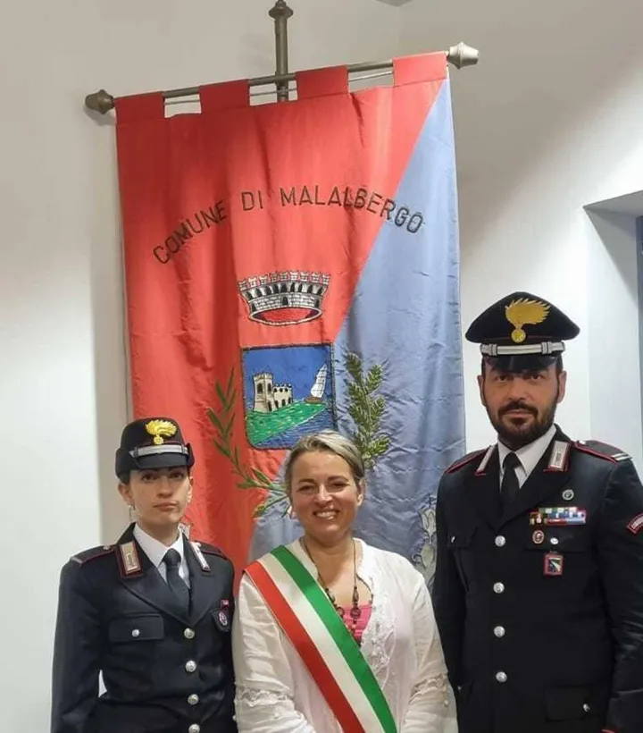Da sinistra, il maresciallo Nardelli con il sindaco ed il comandante Giarnera