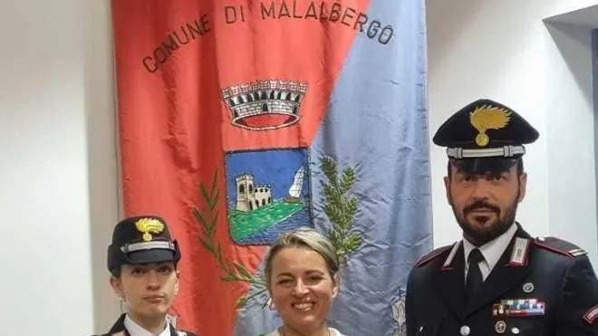 Da sinistra, il maresciallo Nardelli con il sindaco ed il comandante Giarnera