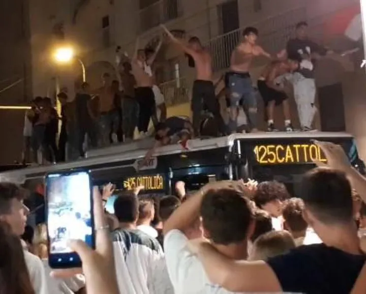 L’assalto al bus avvenuto a Riccione nel 2021 dopo la vittoria dell’Italia agli Europei