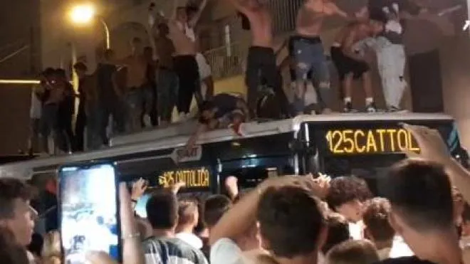 L’assalto al bus avvenuto a Riccione nel 2021 dopo la vittoria dell’Italia agli Europei
