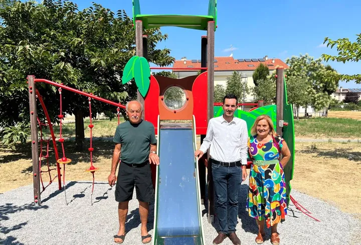 Da sinistra Fausto Lugaresi, il sindaco Matteo Gozzoli e Bruna Bonoli ripresi al nuovo parco a Borella vicino ai giochi per i bimbi