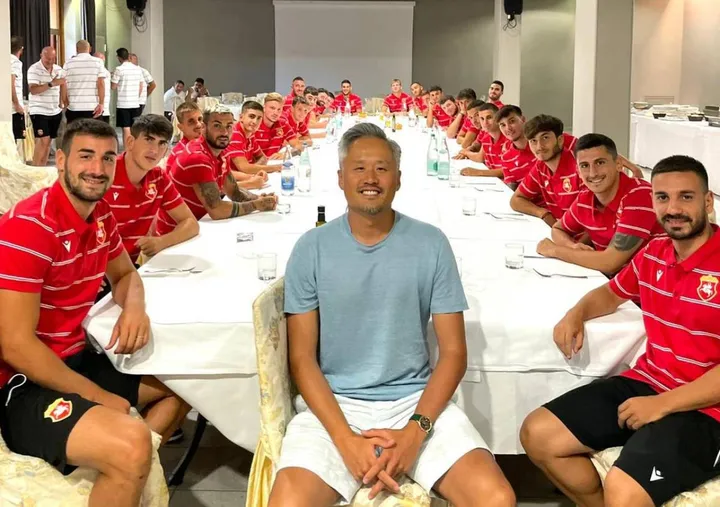 Patron Tony Tiong seduto a capotavola assieme ai suoi ragazzi della nuova Ancona