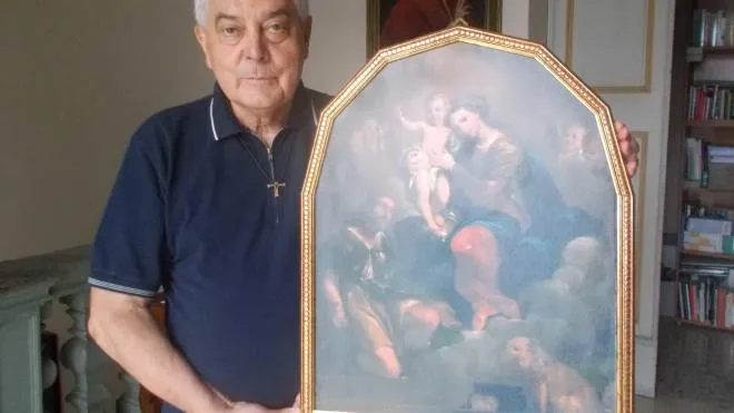 Don Farina mostra una copia in miniatura del quadro della Madonna del ponte