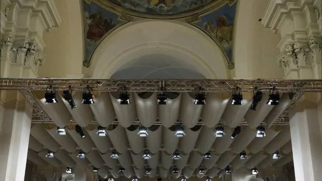 In alto l’Auditorium di San Romualdo e a destra il concerto dello scorso anno in carcere a Ravenna