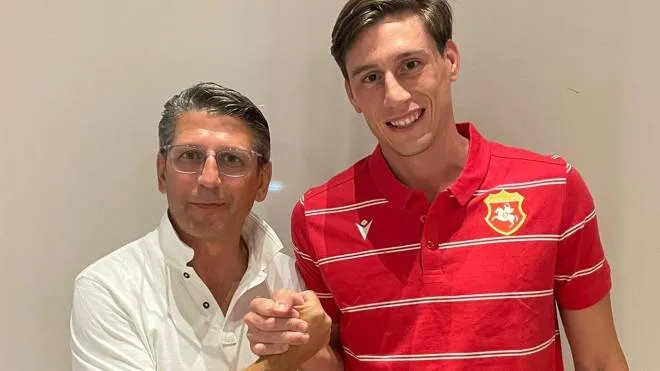 Il direttore sportivo Francesco Micciola insieme al nuovo acquisto Davide Mondonico, 6 presenze in serie B nell’ultima stagione disputata