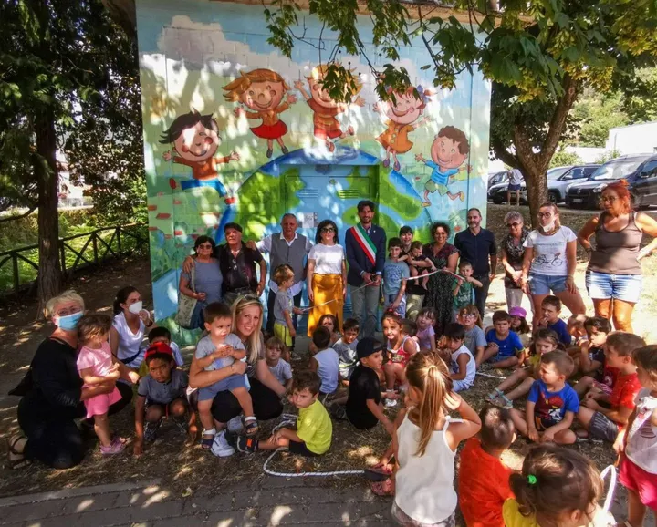 Il sindaco all’inaugurazione della torretta Enel ripristinata con i bimbi dei centri estivi
