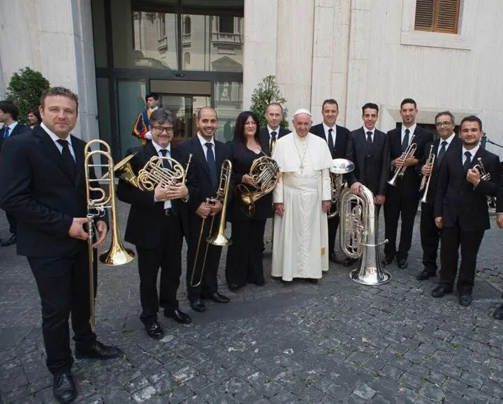 Una rappresentanza degli Ottoni della Cappella Sistina insieme a papa Francesco