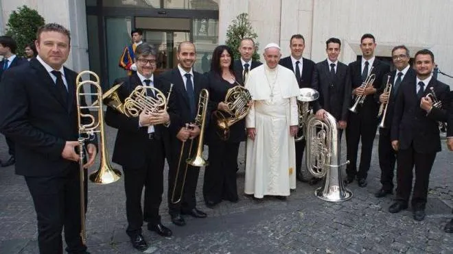 Una rappresentanza degli Ottoni della Cappella Sistina insieme a papa Francesco