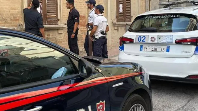 I carabinieri e la polizia locale davanti all’appertamento occupato