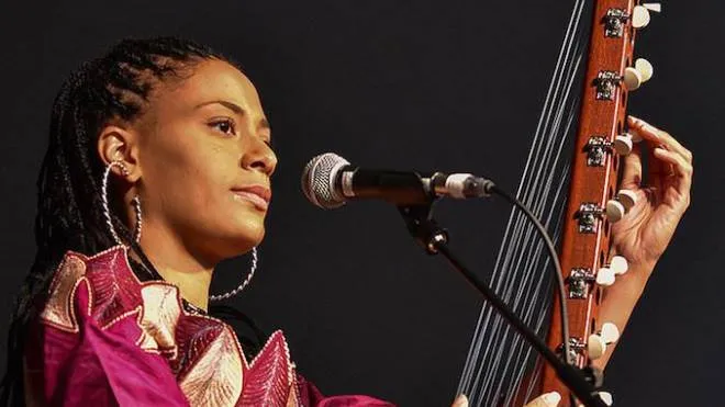 Sona Jobarteh nata nel 1983 è una polistrumentista, cantante e compositrice britannica di origini gambiane