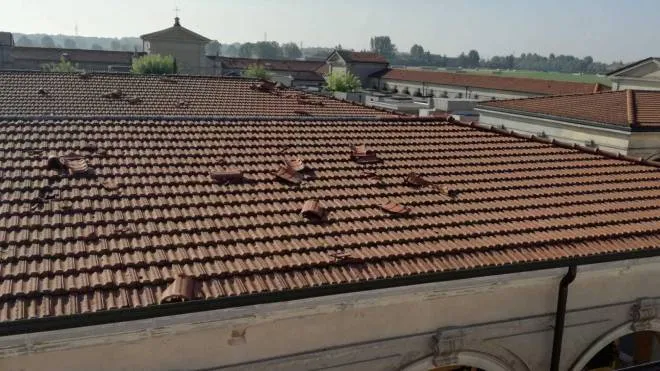 Il tetto della parte storica del cimiter di Rubiera, danneggiato dal maltempo