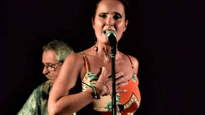 La cantante baiana Daniella Firpo protagonista stasera
