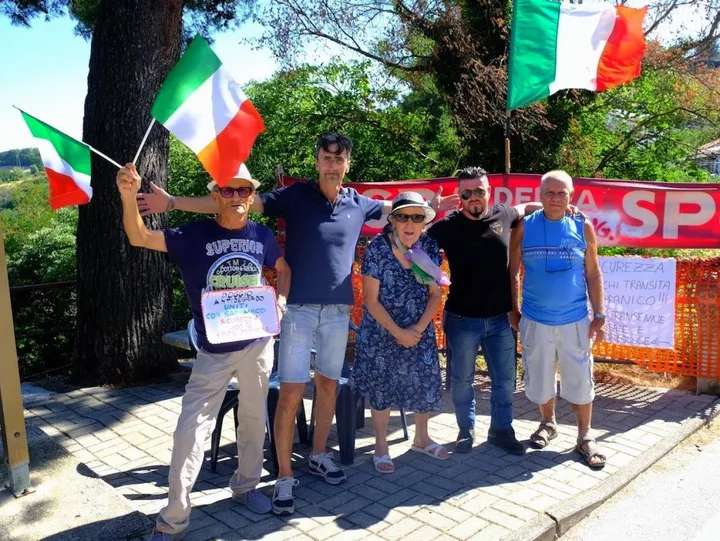 Un momento del sit-in di protesta organizzato ieri pomeriggio nella frazione di Sappanico: «Qui è pericoloso»