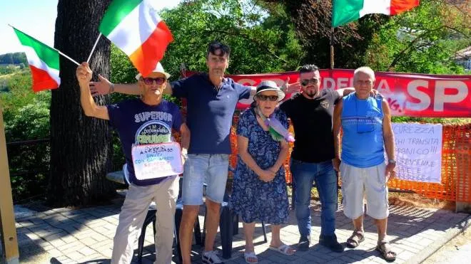 Un momento del sit-in di protesta organizzato ieri pomeriggio nella frazione di Sappanico: «Qui è pericoloso»