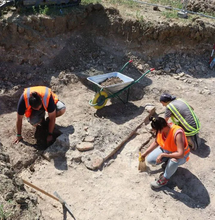 Gli archelogi impegnati negli scavi