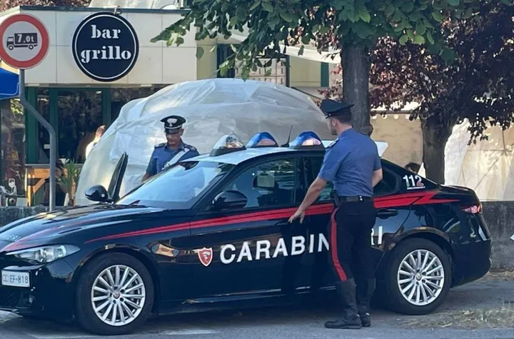 La pattuglia dei carabinieri davanti al bar Grillo
