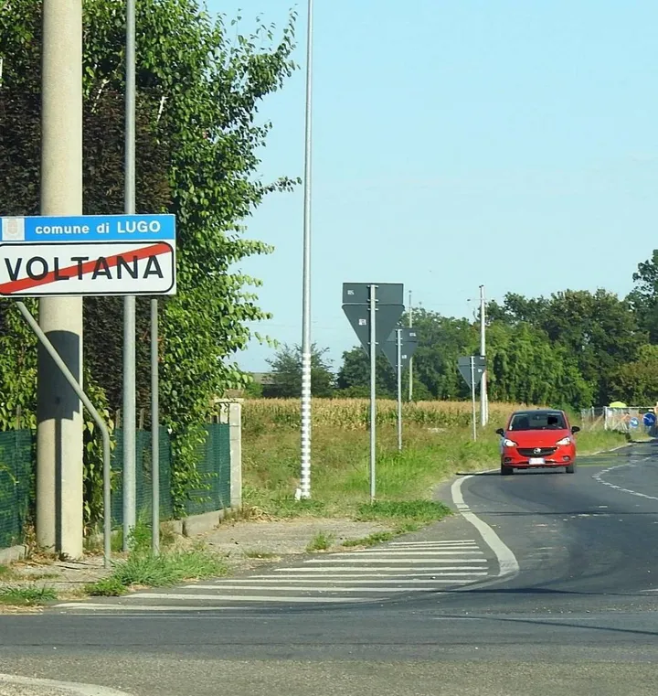 Via Traversagno inizia a Voltana all’altezza di via Rotaccio e conduce fino a via Lunga Inferiore